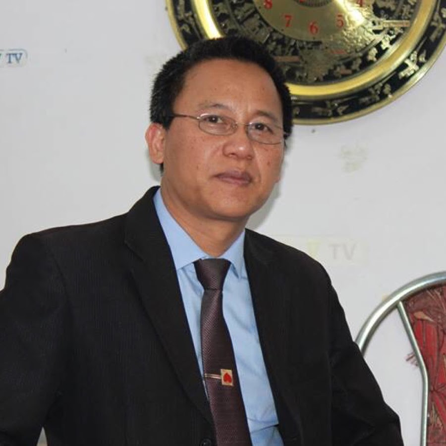 Lê Văn Dũng hay gọi là Dũng Vova sinh ra trong một gia đình công chức. Bản thân Dũng từng là sinh viên của trường Đại học Bách khoa Hà Nội vào những năm 1987-1992. Sau khi ra trường, Dũng làm kỹ sư Công ty cổ phần kỹ nghệ lạnh Đà Nẵng, ở đường Lê Trọng Tấn, TP Đà Nẵng. 2 năm sau, làm kỹ sư điện Công ty TNHH Tư vấn và quản lý xây dựng...