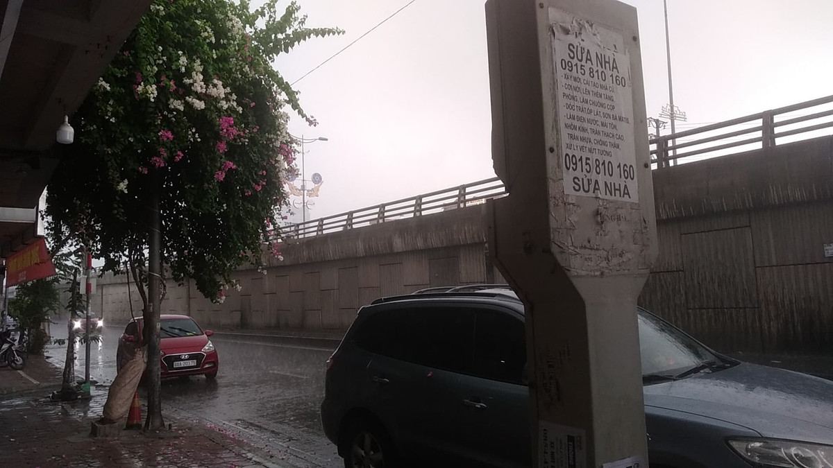 Cơn mưa bất chợt cũng khiến nhiều người dân di chuyển khó khăn.