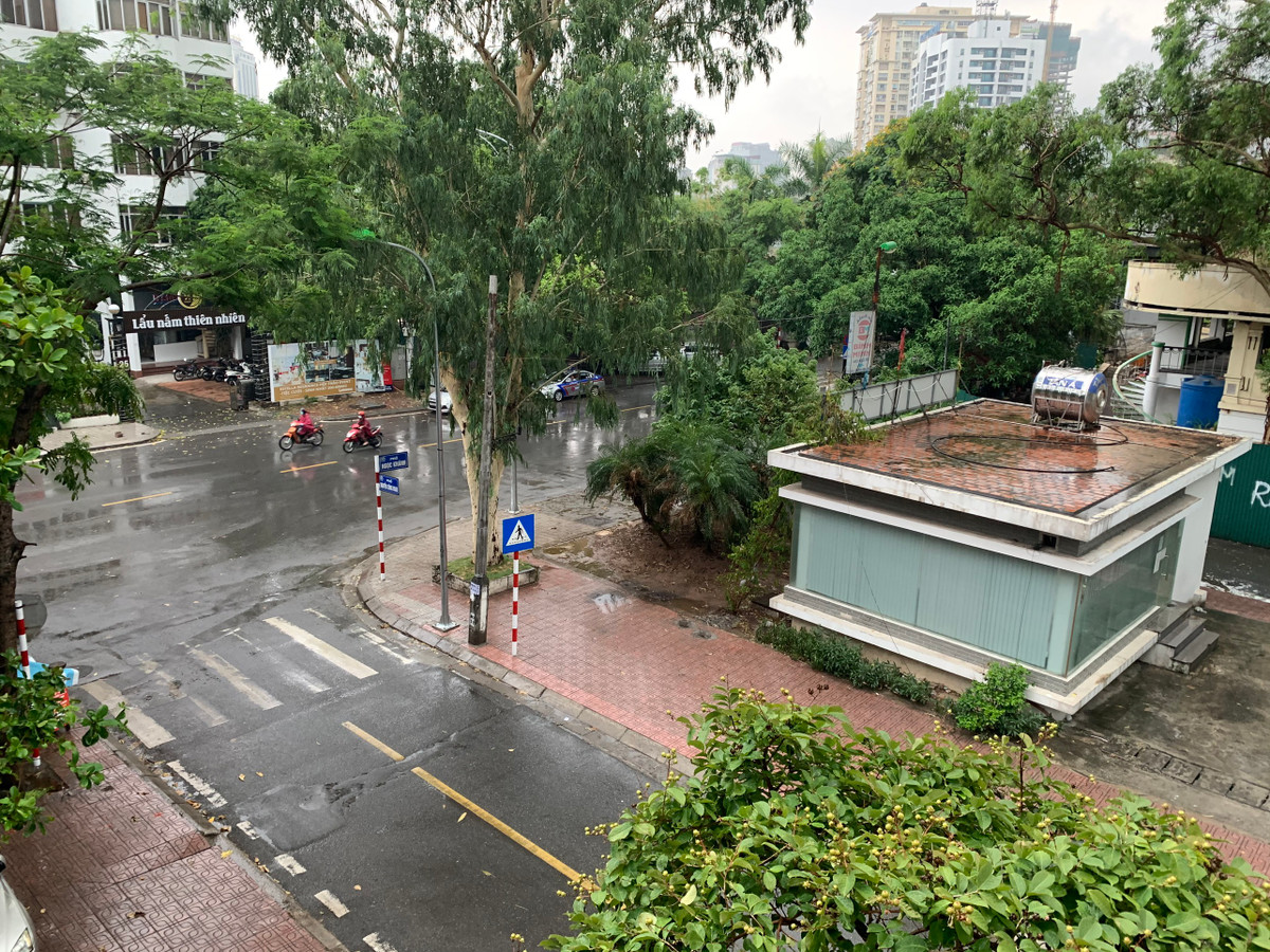 Đường Nguyễn Công Hoan, quận Ba Đình được "tưới mát" bởi cơn mưa nặng hạt.