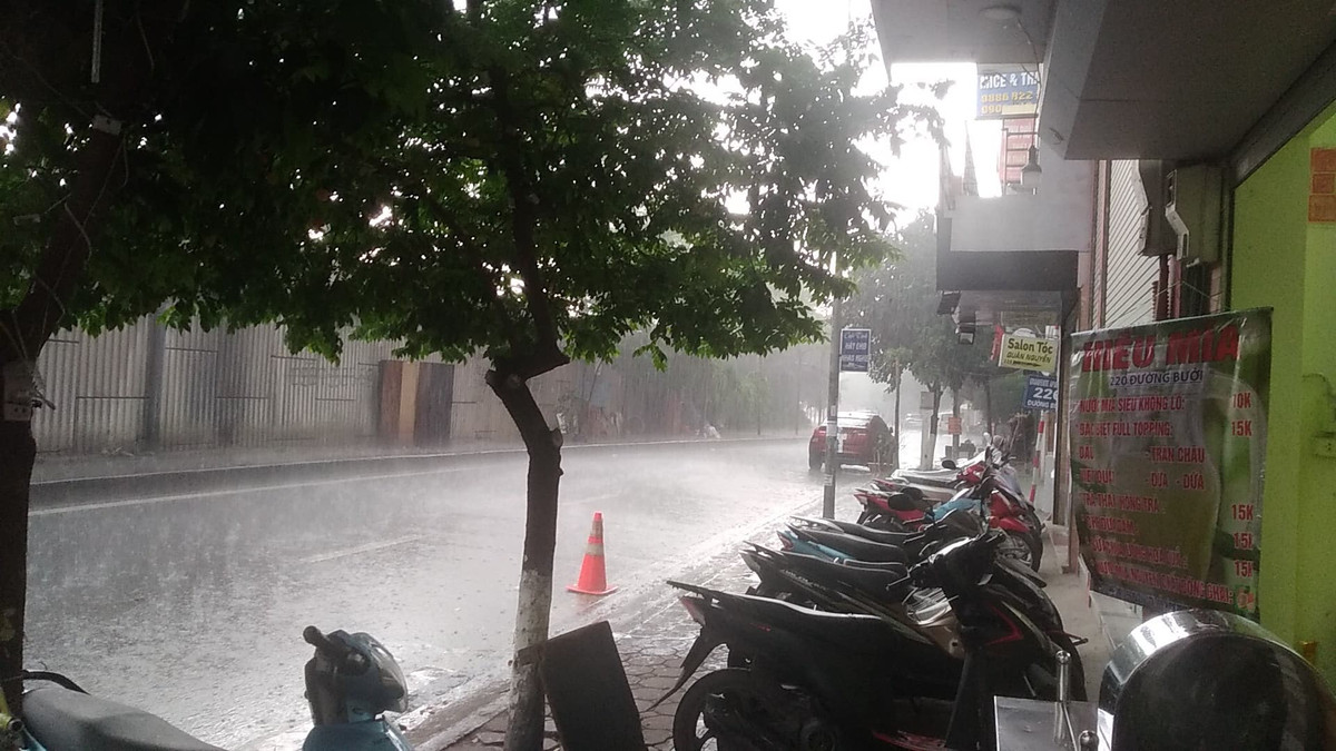 Đường Bưởi, quận Ba Đình diễn ra mưa lớn, một số đoạn có dấu hiệu ngập úng.