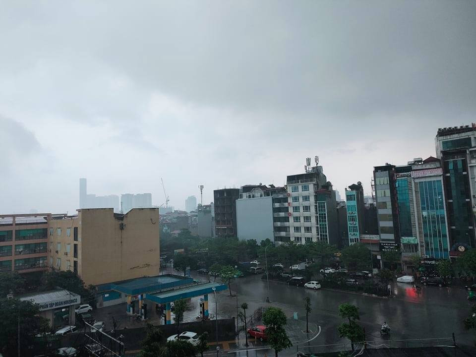 Đường Dương Đình Nghệ, quận Cầu Giấy có mưa lớn kèm theo gió mạnh.