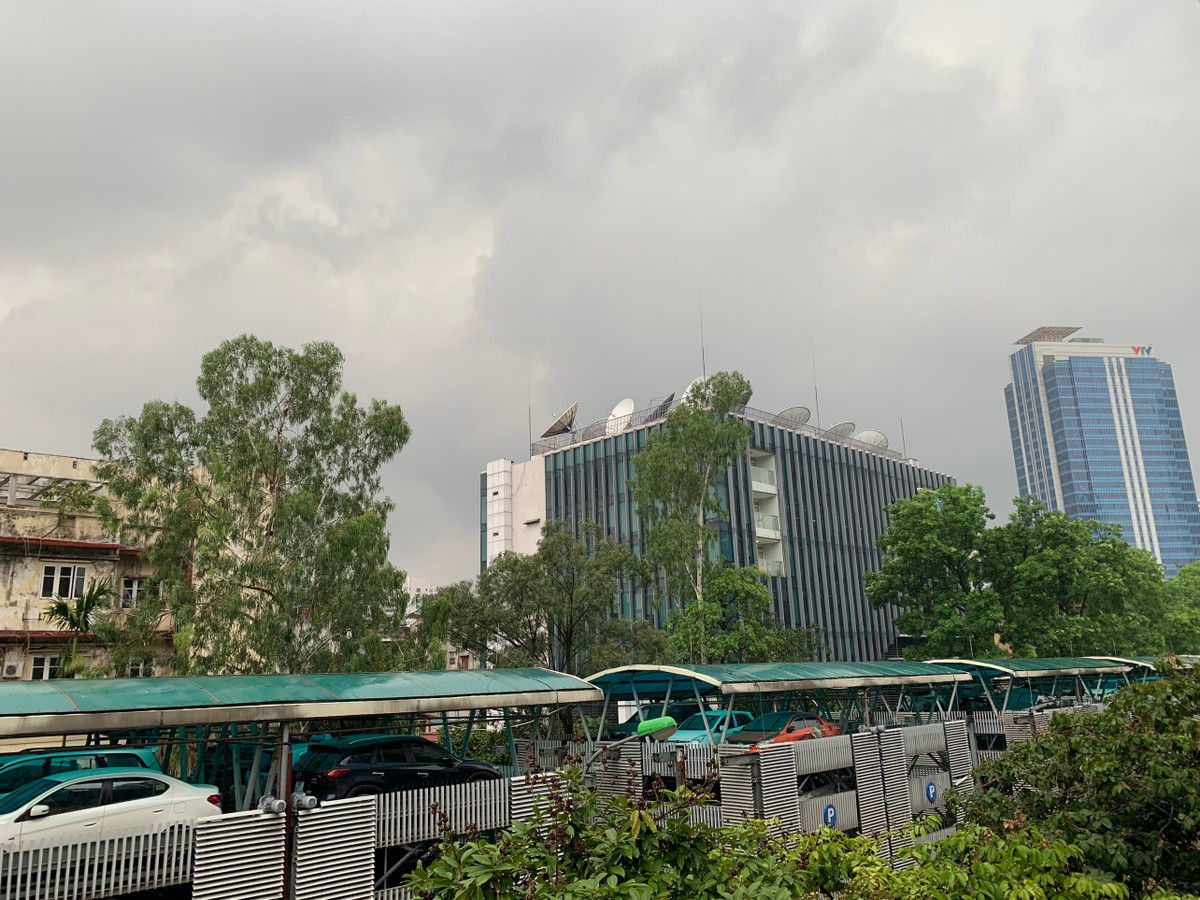 Trong khoảng từ nay đến 3 giờ tới, vùng mây dông này sẽ gây mưa dông cho các khu vực kể trên, sau đó mưa dông có thể mở rộng sang các quận, huyện khác thuộc nội thành Hà Nội. Trong cơn dông có khả năng xuất hiện lốc, sét và gió giật mạnh.