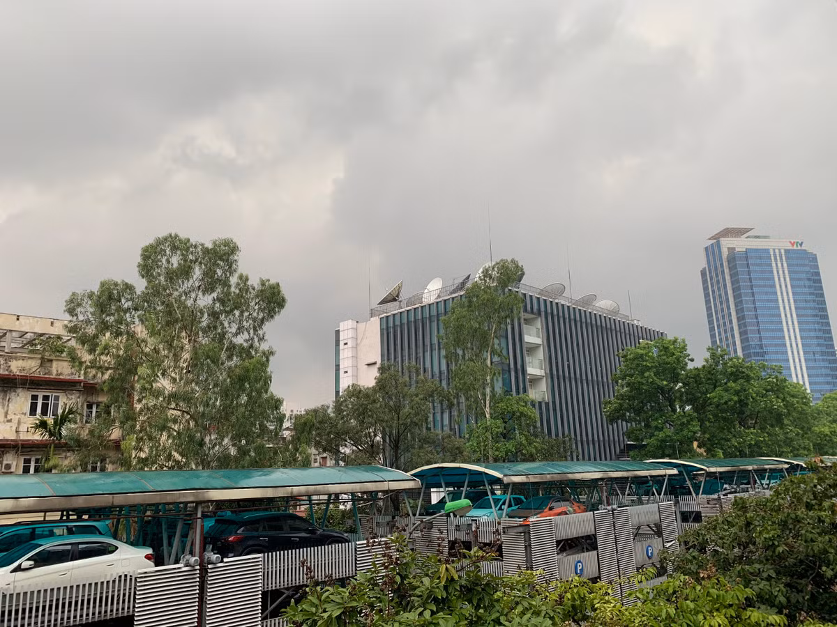 Trong khoảng từ nay đến 3 giờ tới, vùng mây dông này sẽ gây mưa dông cho các khu vực kể trên, sau đó mưa dông có thể mở rộng sang các quận, huyện khác thuộc nội thành Hà Nội. Trong cơn dông có khả năng xuất hiện lốc, sét và gió giật mạnh.