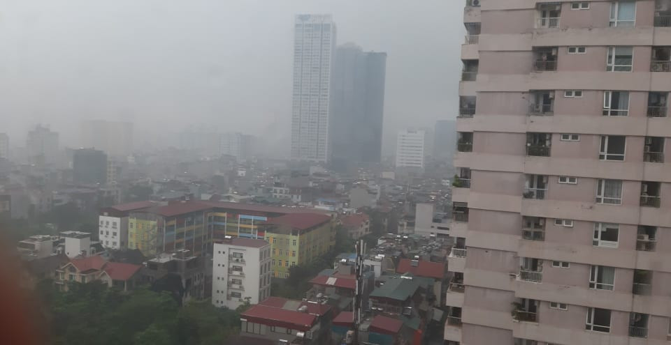 Khu vực quận Cầu Giấy mưa lớn kèm theo sấm chớp.