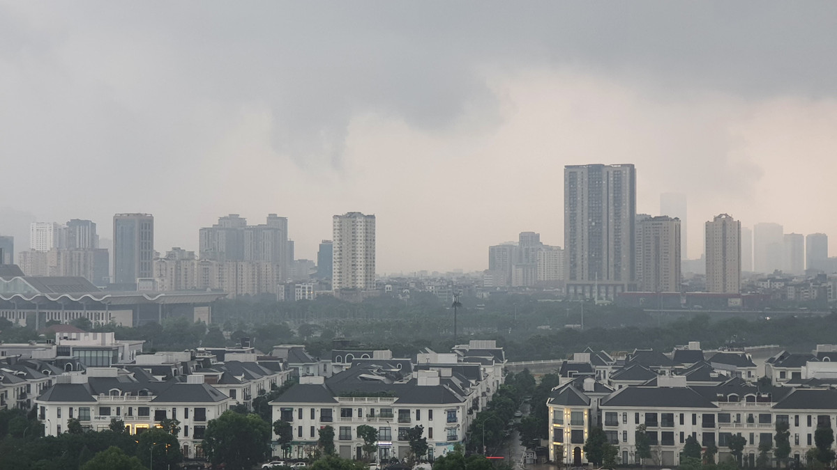 Khu vực đường Lương Thế Vinh, phường Mễ Trì, Nam Từ Liêm trước khi có cơn mưa sau nhiều ngày nắng nóng.