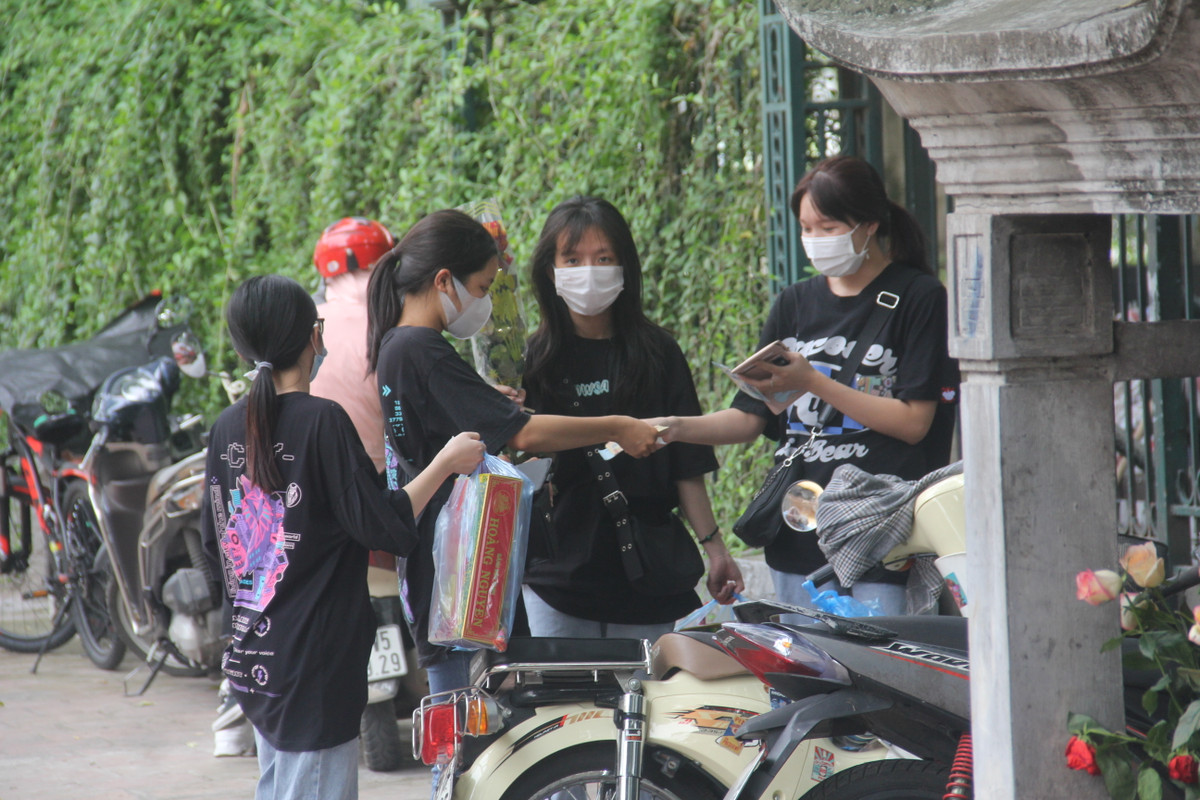 Ghi nhận của PV Báo Tri thức và Cuộc Sống, sáng ngày 29/6, đã có rất nhiều học sinh ở Hà Nội đến trước cổng Văn Miếu Quốc Tử Giám để cầu may mắn cho kỳ thi THPT sắp tới diễn ra.