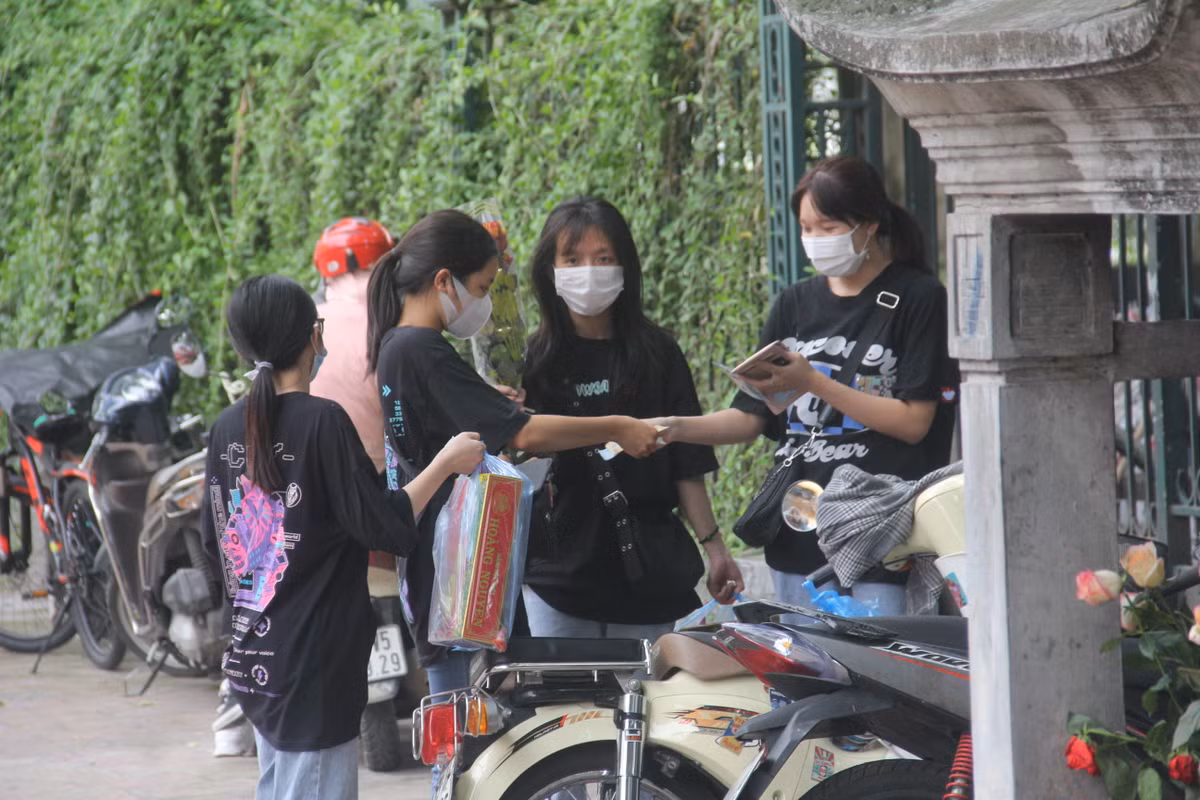 Ghi nhận của PV Báo Tri thức và Cuộc Sống, sáng ngày 29/6, đã có rất nhiều học sinh ở Hà Nội đến trước cổng Văn Miếu Quốc Tử Giám để cầu may mắn cho kỳ thi THPT sắp tới diễn ra.