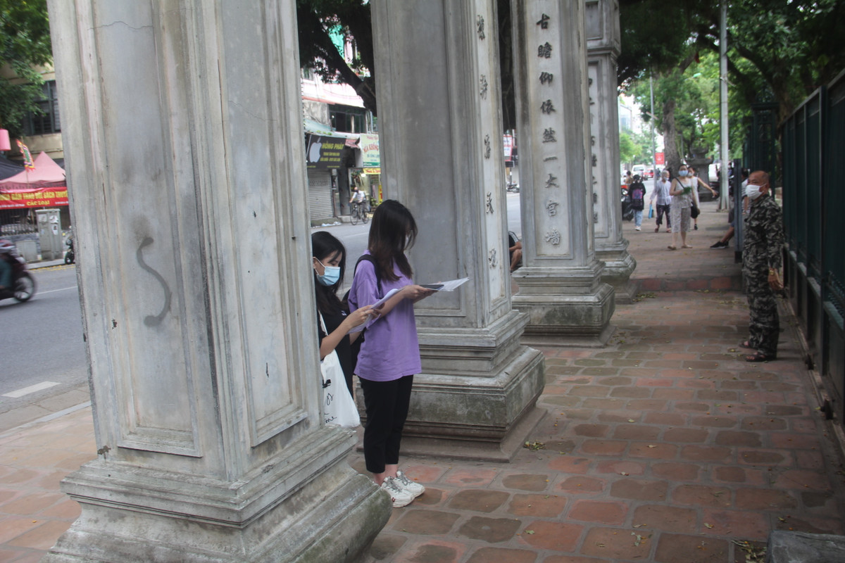 Nhiều học sinh còn ghi cả tên, số báo danh lên giấy để đọc khi khấn, mong kỳ thi sắp tới mình sẽ giành được những điểm số cao.