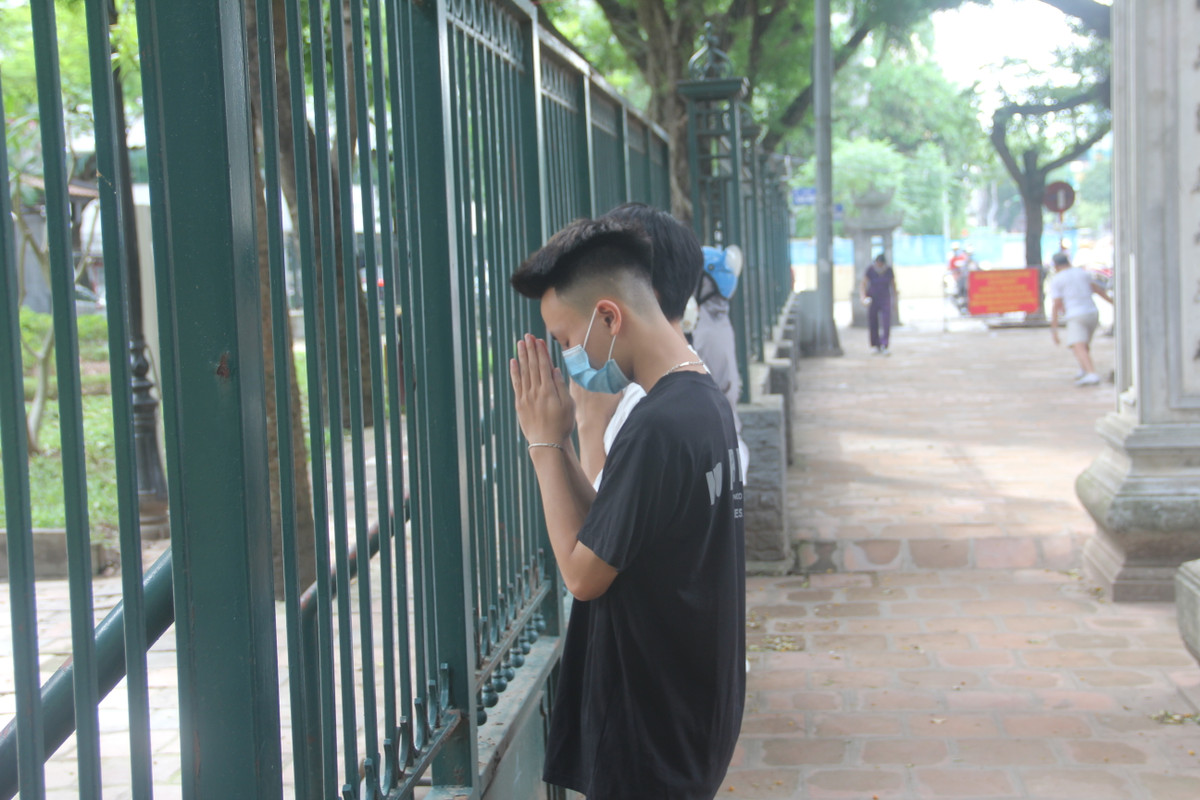 Em Bùi Xuân Bách, học sinh Trường THPT Đinh Tiên Hoàng cho biết, mặc dù đã ôn luyện rất kỹ nhưng vẫn muốn đến đây để có thêm niềm tin và may mắn trước khi bước vào kỳ thi tốt nghiệp THPT 2021.