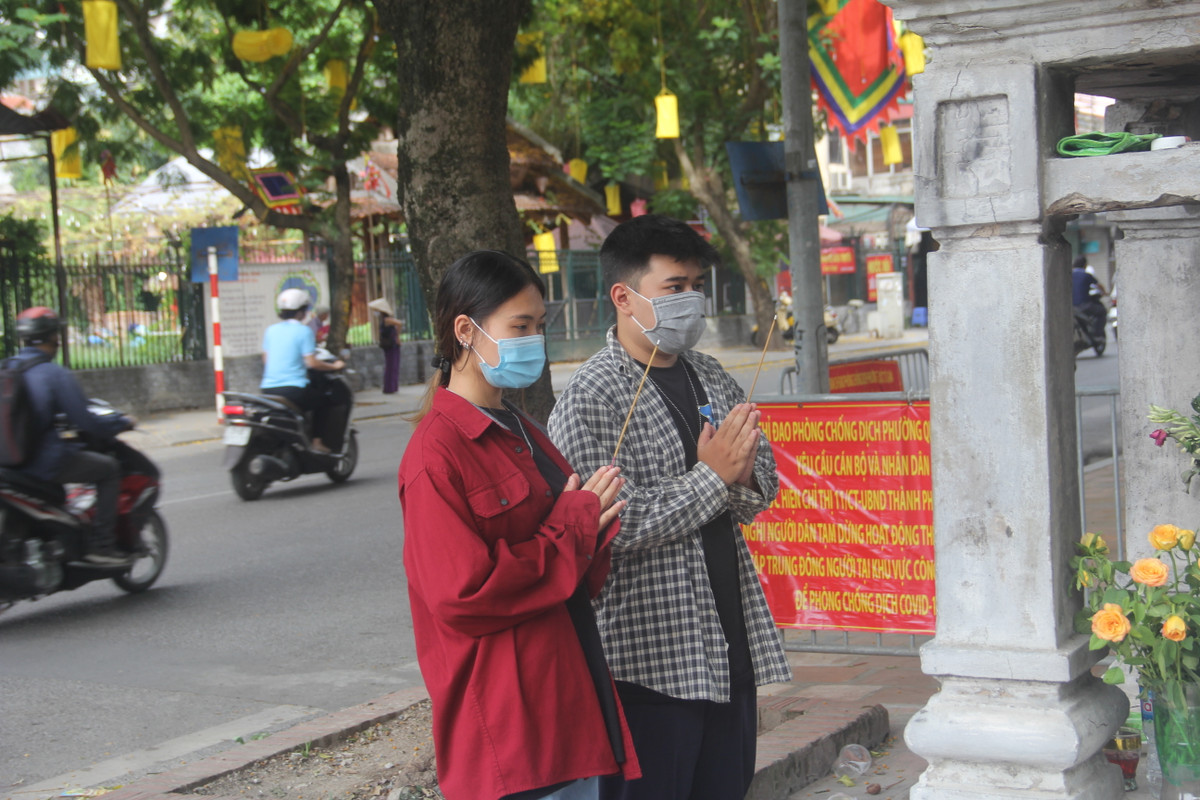 Nhiều sĩ tử tỏ ra nuối tiếc vì dịch COVID-19 nên Văn Miếu chưa mở cửa, không được vào trong để dâng hương.