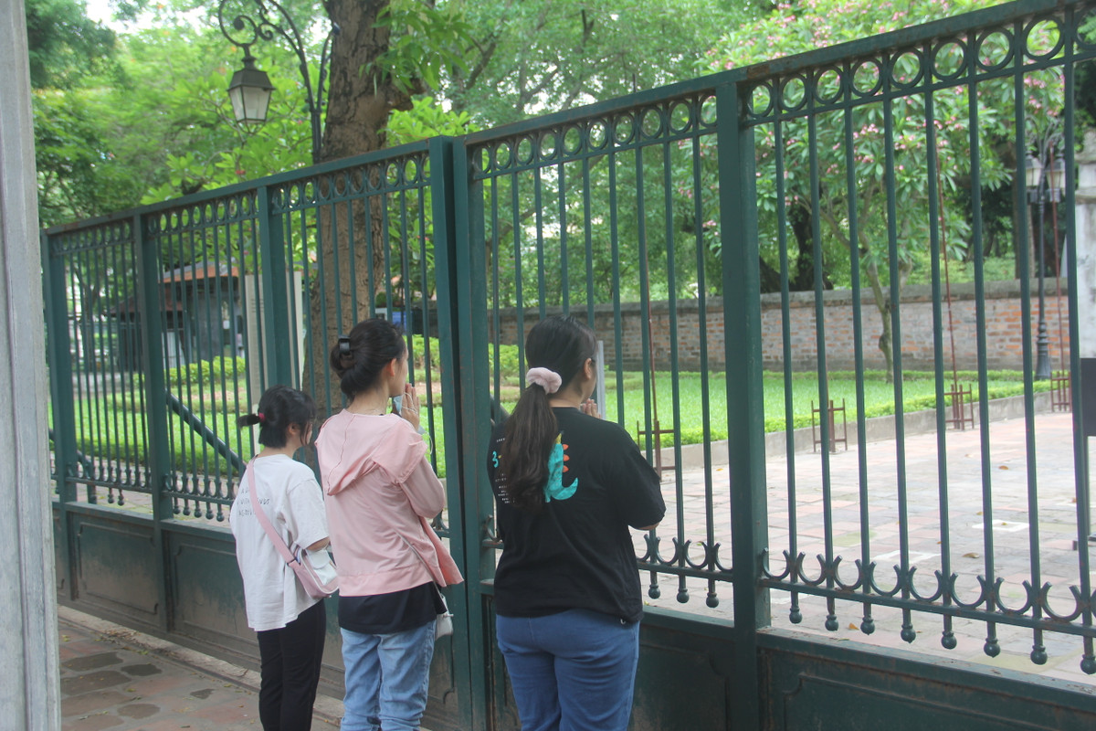 Do tình hình dịch bệnh COVID-19 đang diễn ra phức tạp, từ ngày 3/5, Văn Miếu Quốc Tử Giám đã tạm thời đóng cửa, nhiều học sinh và phụ huynh vẫn tìm đến để dâng lễ cầu may mắn, thi cử đỗ đạt.