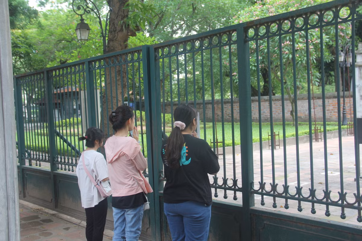 Do tình hình dịch bệnh COVID-19 đang diễn ra phức tạp, từ ngày 3/5, Văn Miếu Quốc Tử Giám đã tạm thời đóng cửa, nhiều học sinh và phụ huynh vẫn tìm đến để dâng lễ cầu may mắn, thi cử đỗ đạt.