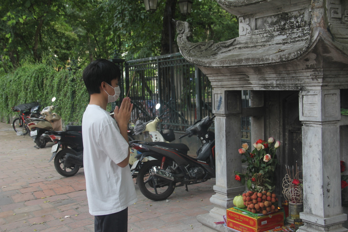 Vũ Thế Trường đến từ Trường THPT Trần Nhân Tông cho biết, bản thân tiếc nuối vì không được vào bên trong Văn Miếu - Quốc Tử Giám để tham quan và cầu khấn. Nhưng do dịch bệnh COVID-19 đành phải đứng cầu khấn bên ngoài, chỉ cần mình thành tâm là được.