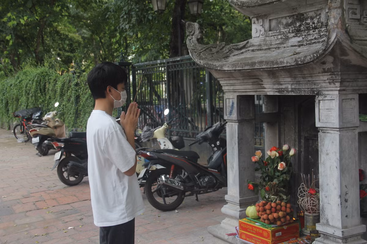 Vũ Thế Trường đến từ Trường THPT Trần Nhân Tông cho biết, bản thân tiếc nuối vì không được vào bên trong Văn Miếu - Quốc Tử Giám để tham quan và cầu khấn. Nhưng do dịch bệnh COVID-19 đành phải đứng cầu khấn bên ngoài, chỉ cần mình thành tâm là được.