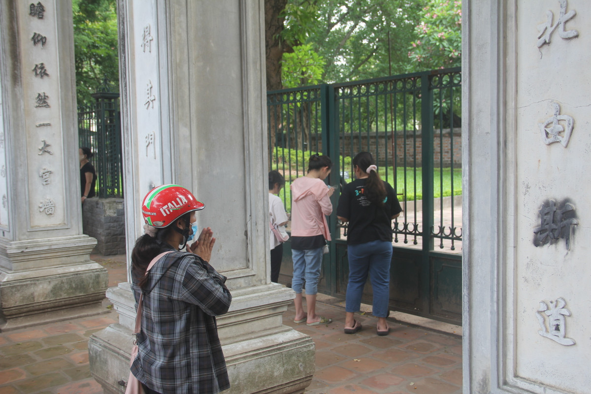 Không chỉ các em học sinh, nhiều bậc phụ huynh cũng đến đây để cầu cho con em mình có được kết quả thuận lợi.