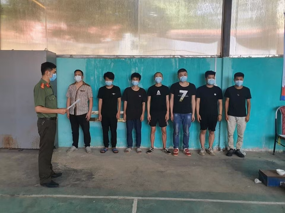 Nhoi nguoi vao thung xe tai de nhap canh trai phep