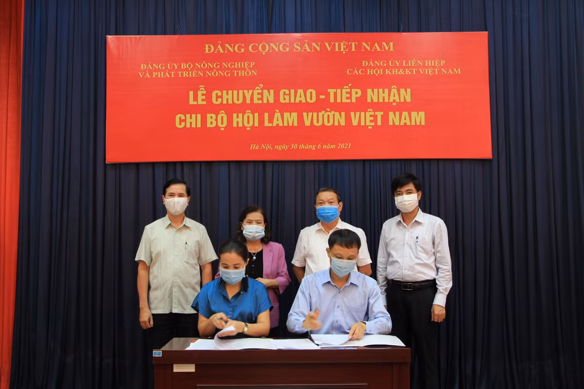 Dang bo VUSTA tiep nhan chi bo Hoi Lam vuon Viet Nam-Hinh-2