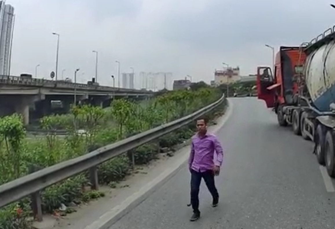 Tai xe chan xe giua duong, cam xa beng “dan mat” doi phuong