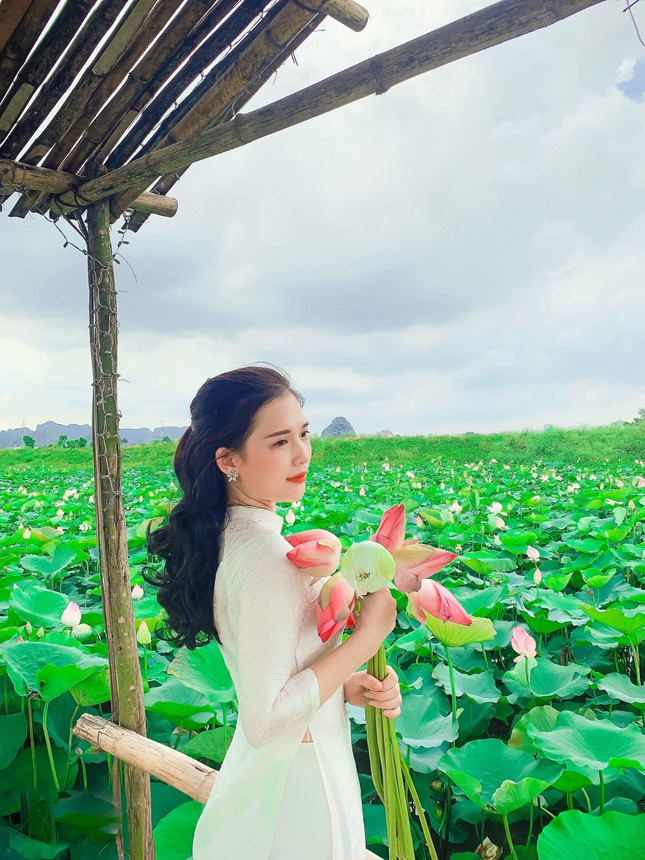 Ngay từ nhỏ Mỵ đã nuôi dưỡng ước mơ được trở thành một hướng dẫn viên du lịch, được đi khắp nơi giới thiệu về một Việt Nam tươi đẹp và lan tỏa những thông điệp ý nghĩa. Vậy nên trong mỗi bức hình Mỵ luôn chọn hình ảnh chứa đựng tâm hồn dân tộc, biểu tượng văn hóa, nét đẹp thanh lịch qua vóc dáng người phụ nữ Việt. Mỵ chọn áo dài.