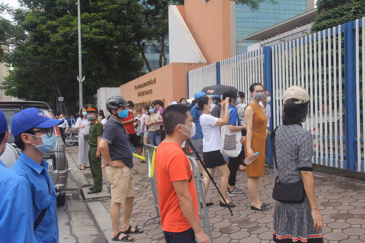 Thi sinh thi vao lop 10 tai Ha Noi tu tin dat diem cao 2 mon dau tien