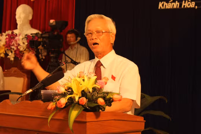 Ông Nguyễn Chiến Thắng sinh ngày 10/12/1955, tại xã Vĩnh Trung, TP Nha Trang, tỉnh Khánh Hòa, có học vị tiến sĩ điều khiển học, trình độ cao cấp lý luận chính trị, chuyên viên cao cấp về quản lý nhà nước. Ông Thắng là từng là Chủ tịch UBND tỉnh Khánh Hòa nhiệm kỳ 2011 – 2016.