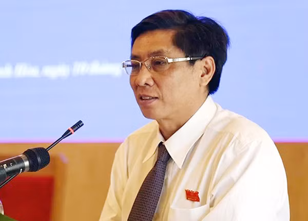 Ông Vinh từng làm Giám đốc Sở Xây dựng tỉnh Khánh Hòa, Chủ tịch UBND TP Nha Trang và Phó Chủ tịch UBND tỉnh Khánh Hòa, nhiệm kỳ 2011 – 2016. Năm 2015, ông Lê Đức Vinh được bầu làm Chủ tịch UBND tỉnh Khánh Hòa, nhiệm kỳ 2011 - 2016. Ngày 14/6/2016, HĐND tỉnh Khánh Hòa khóa VI đã tiến hành kỳ họp thứ nhất bầu Lê Đức Vinh tái đắc cử Chủ tịch UBND tỉnh Khánh Hòa khóa VI, nhiệm kỳ 2016-2021.