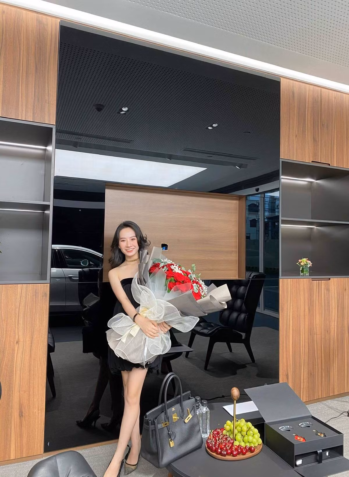 Chan dung “co con gai nha nguoi ta” duoc bo me tang xe Porsche 8 ty-Hinh-2