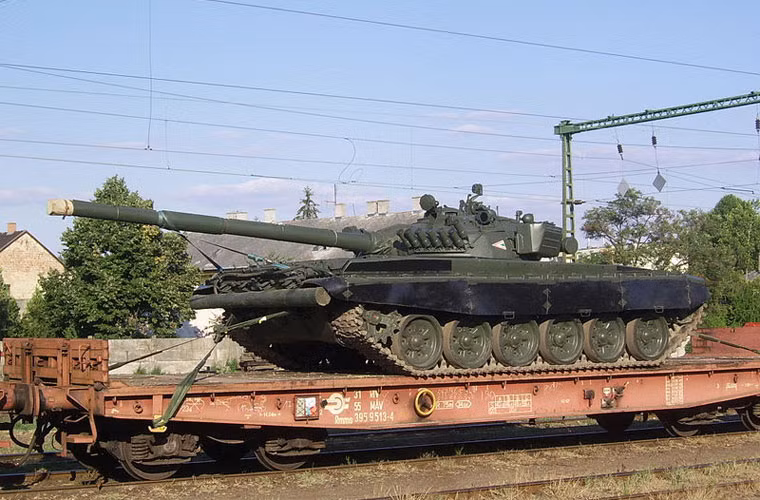 Lực lượng tăng - thiết giáp Quân đội Hungary cũng không phải là quá mạnh mẽ. Số lượng tất tần tật các loại phương tiện cơ giới chỉ vào khoảng 1.000 chiếc. Trong đó, số xe tăng chủ lực chỉ là 32 chiếc T-72M/M1 do Liên Xô chế tạo.