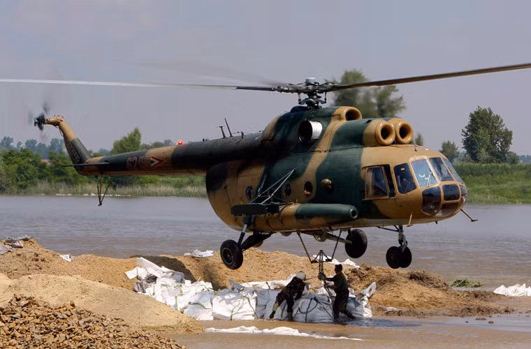 Lực lượng trực thăng có 12 chiếc Mi-8/17 nhận từ Nga và Liên Xô.