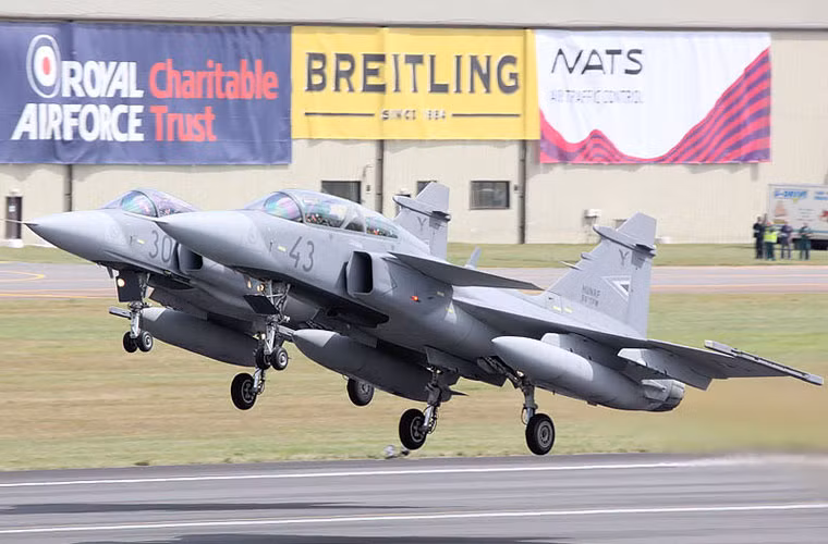 Không quân Hungary cũng không phải là lực lượng mạnh, thậm chí là rất yếu với chỉ 3.500 quân thường trực, trang bị 32 máy bay các loại. Không quân tiêm kích Hungary hiện chỉ có vẻn vẹn 12 chiếc tiêm kích JAS-39 C/D Gripen mua của Thụy Điển.