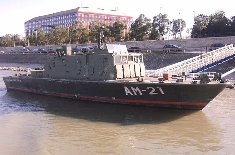 Không có biển nên Hungary không tổ chức hải quân mà chỉ có thủy quân làm nhiệm vụ tuần tra đường sông. Trong ảnh là một trong 3 tàu tuần tra nhỏ của “thủy quân Hungary”.