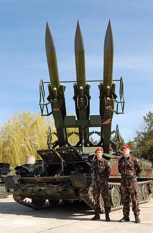 Lực lượng phòng không Hungary chỉ có một lữ đoàn tên lửa mang phiên hiệu 12 được trang bị các tổ hợp tên lửa phòng không 2K12 Kub (NATO định danh là SA-6) và số lượng tên lửa tầm thấp Mistral và radar cảnh giới mọi độ cao 36D6.