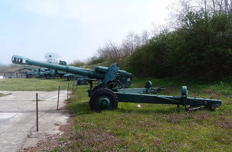 Lực lượng pháo binh Quân đội Hungary cũng không quá mạnh khi chỉ được trang bị khoảng 600 cỗ pháo các loại. Đáng kể nhất là 300 khẩu lựu pháo D20 152mm, 65 khẩu pháo phản lực Grad.