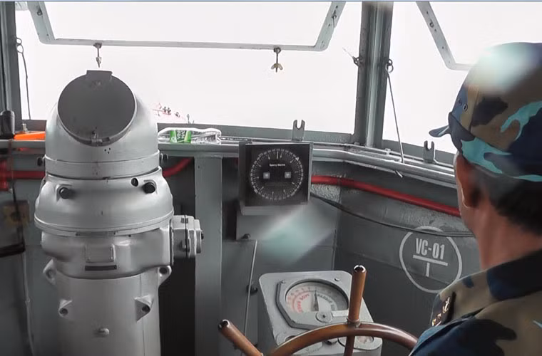 Từ ca-bin điều khiển của tàu nhìn ra ngoài, mặt biển bị che phủ bởi hơi nước, tầm nhìn xa rất hạn chế.