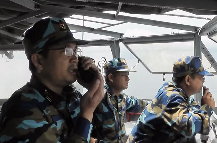 Từ đài quan sát, chỉ huy biên đội tàu theo dõi sát sao tình hình trên biển.