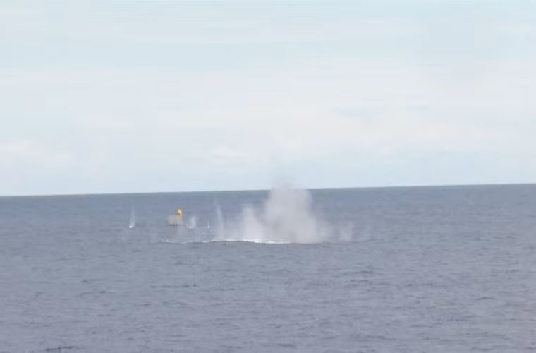 Mục tiêu trên mặt biển bị bắn hạ.