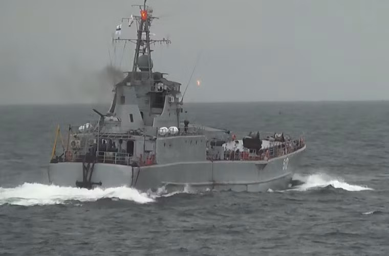 Một chiếc tàu vận tải đổ bộ trong biên đội cơ động về phía mục tiêu.