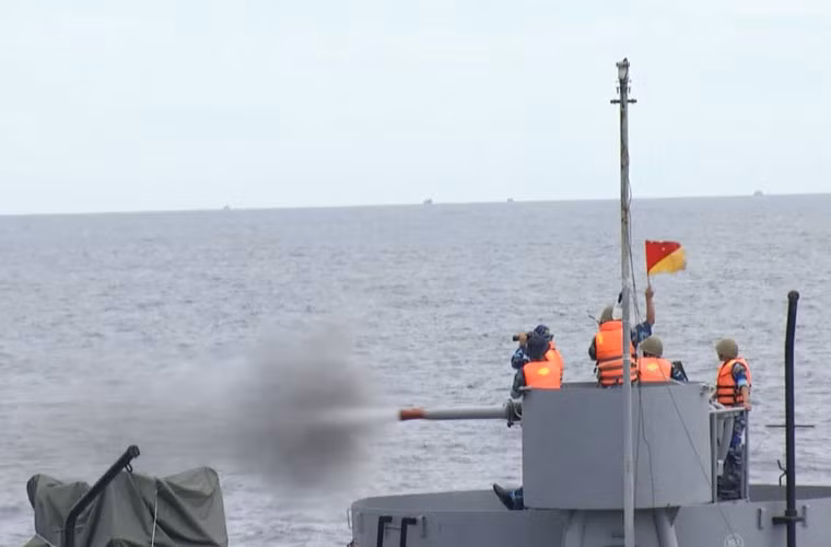 Pháo nhả đạn diệt mục tiêu trên mặt nước.