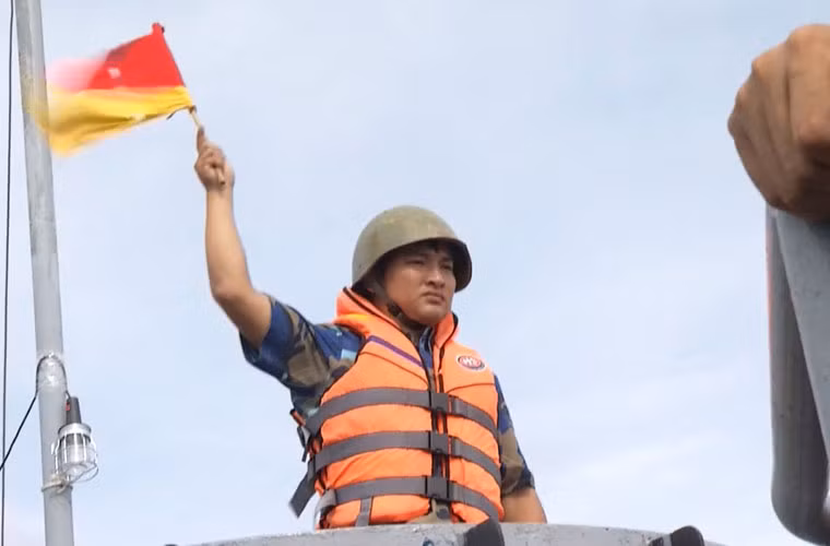 Khẩu đội trưởng báo hiệu làm xong công tác chuẩn bị.