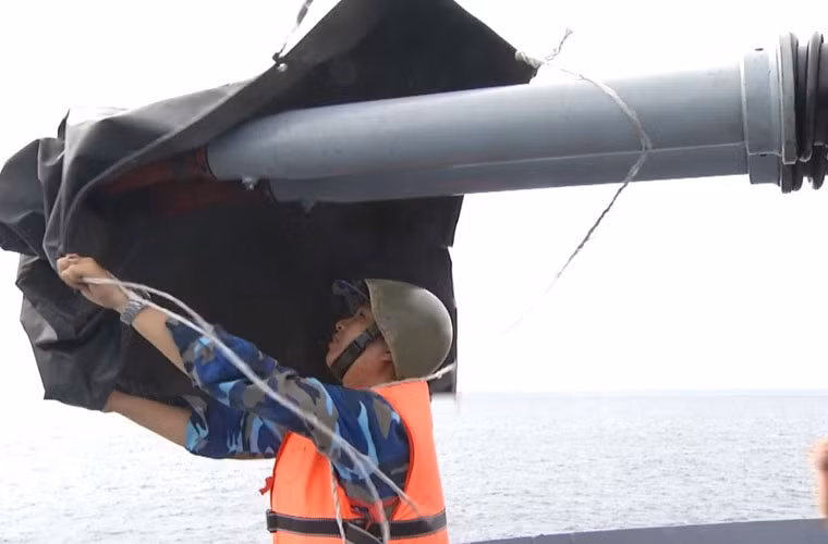 Họ nhanh chóng tháo bạt pháo tàu.