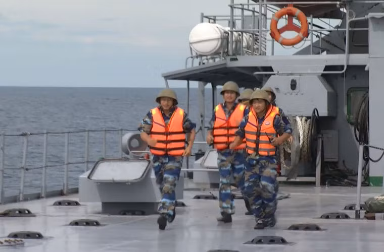 Các pháo thủ nhanh chóng cơ động ra vị trí triển khai chiến đấu sau lệnh của biên đội trưởng và thuyền trưởng.