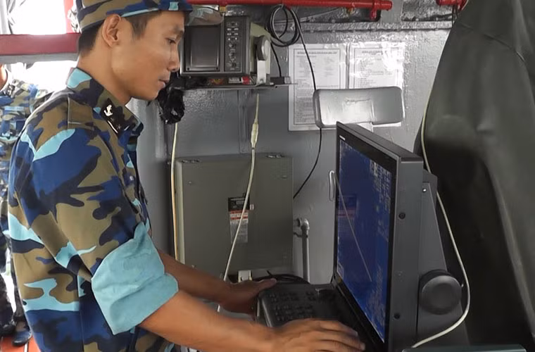 Chiến sĩ radar luôn cảnh giác và sục sạo, dò tìm các mục tiêu trên biển.