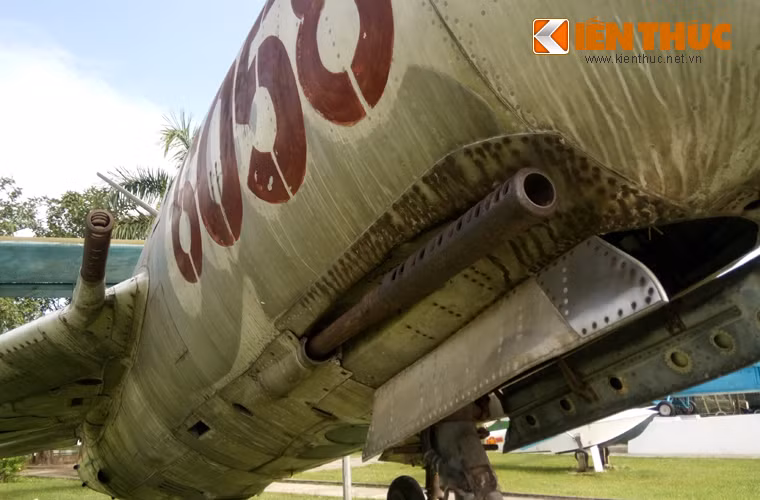 Hỏa lực chủ yếu của tiêm kích đánh chặn J-6 gồm 3 khẩu pháo 30mm Type-30 với một khẩu được bố trí dưới mũi, hai khẩu ở gốc cánh. Khẩu dưới mũi có cơ số đạn 50 viên.