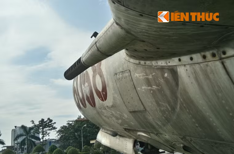 Khẩu ở hai gốc cánh cơ số đạn 70 viên. Tốc độ bắn của pháo xét trên lý thuyết là 850-1.000 phát/phút, sơ tốc đầu nòng 780m/s. Nhìn chung, pháo của J-6 hay MiG-17 mà không quân ta nhận năm 1965 chỉ hiệu quả dưới 1km, phù hợp không chiến quần vòng, cự ly gần.