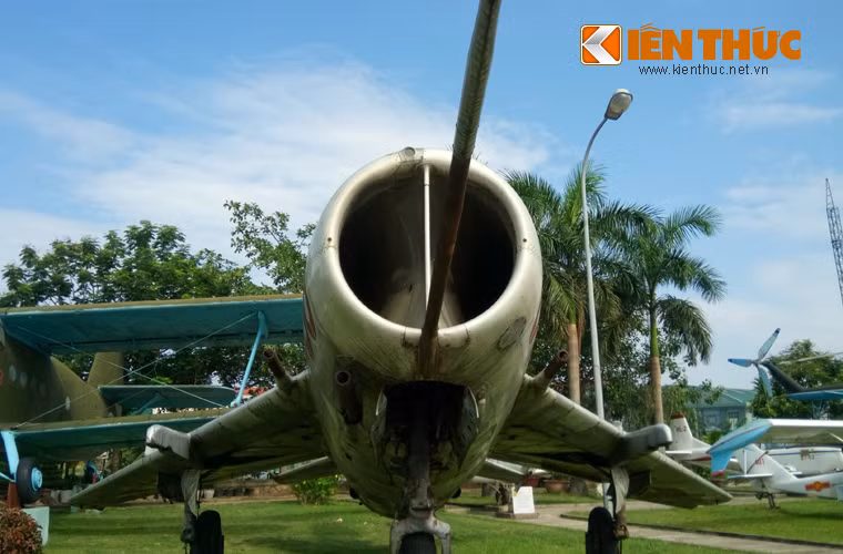 Sao chép y nguyên mẫu MiG-19 của Liên Xô, J-6 được thiết kế cửa hút không khí động cơ ở đầu mũi. Thiết kế này tồn tại trên các nhiều dòng máy bay phản lực những năm sau CTTG 2 tới tận cuối những năm 1960.