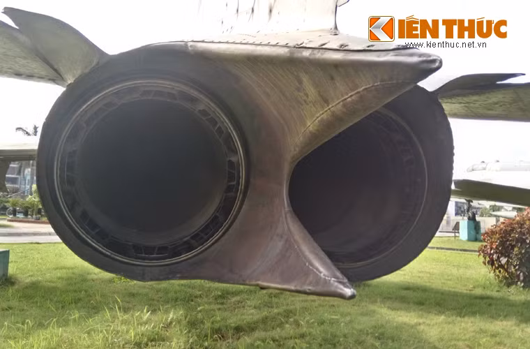 Phần đuôi của J-6 được mở rộng chứa hai động cơ tuốc bin phản lực WP-6A (sao chép mẫu RD-9B của Liên Xô) cung cấp lực đẩy 36,78 kN/chiếc cùng lượng nhiên liệu 1,8 tấn.