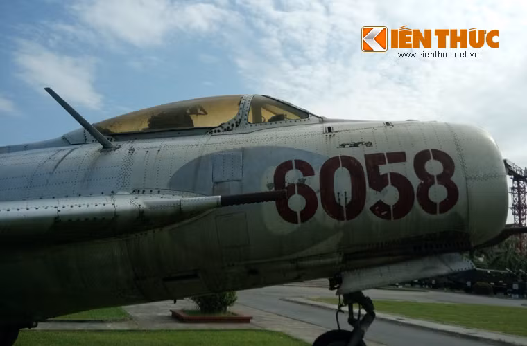 J-6 được thiết kế buồng lái một chỗ ngồi, trang bị điện tử hàng không hầu như rất đơn giản, không có radar trinh sát/dẫn bắn. Phải tới các biến thể cải tiến sau này như J-6III thì mới được trang bị radar.