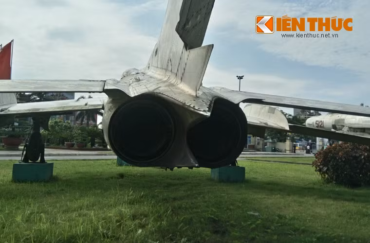 Với hai động cơ, J-6 cho tốc độ bay vượt âm thanh 1.540km/h, tầm bay chiến đấu 2.200km, trần bay 17,9km, tốc độ leo cao 180m/s. J-6 là tiêm kích đánh chặn siêu âm đầu tiên của Trung Quốc, cũng như MiG-19 là máy bay chiến đấu siêu âm đầu tiên của Liên Xô.