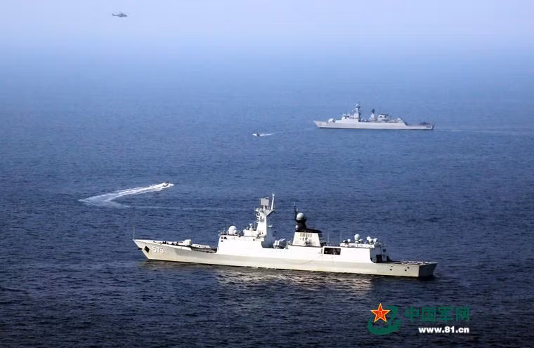 Tàu hộ vệ Type 054A trong khoa mục tìm kiếm cứu nạn.