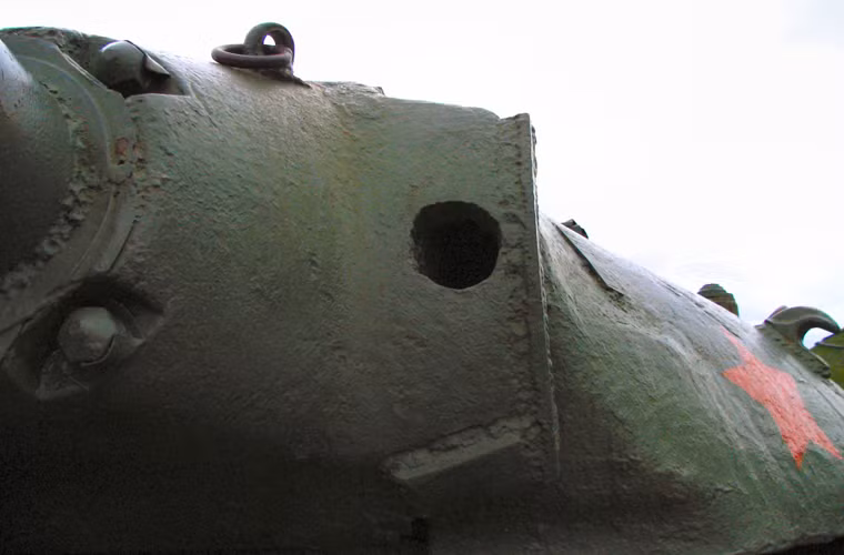 Hỏa lực phụ có đại liên đồng trục SGMT 7,62mm và đại liên hạng nặng DShK 12,7mm đặt trên nóc tháp pháo.